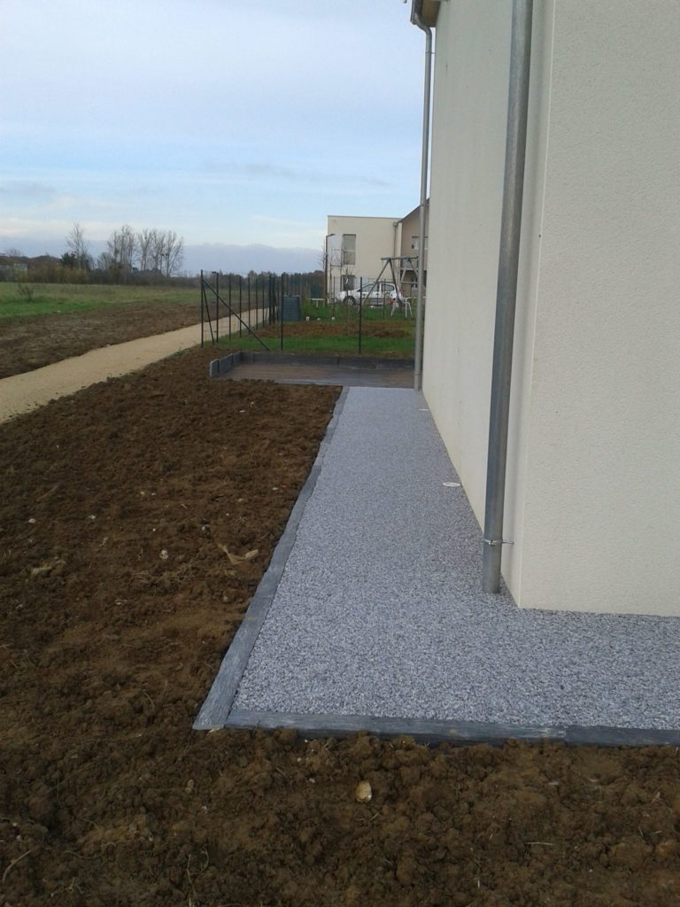 Allée en gravier et terre de jardin par Entre Pierres et Vert