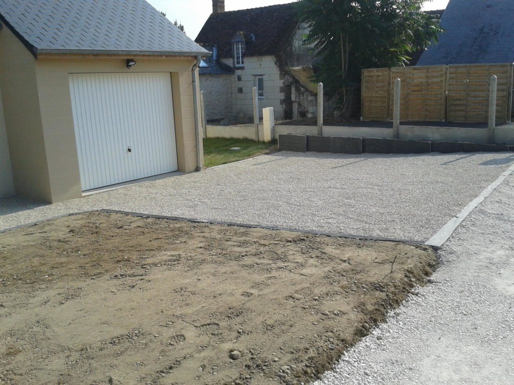 Aménagement d'une allée devant une maison avec des graviers et ratissement de terre par Entre Pierres et Vert
