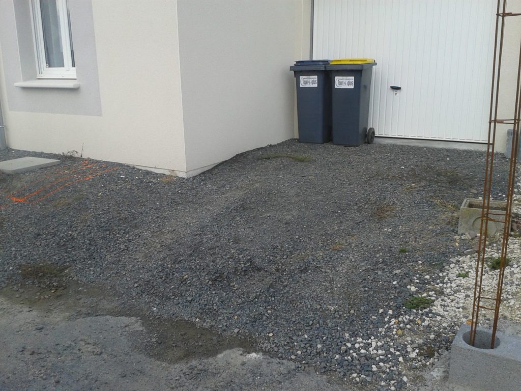 Graviers sur allée devant un garage par Entre Pierres et vert