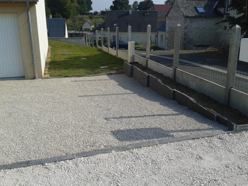 Aménagement d'une allée de maison avec des gravier par Entre Pierres et vert