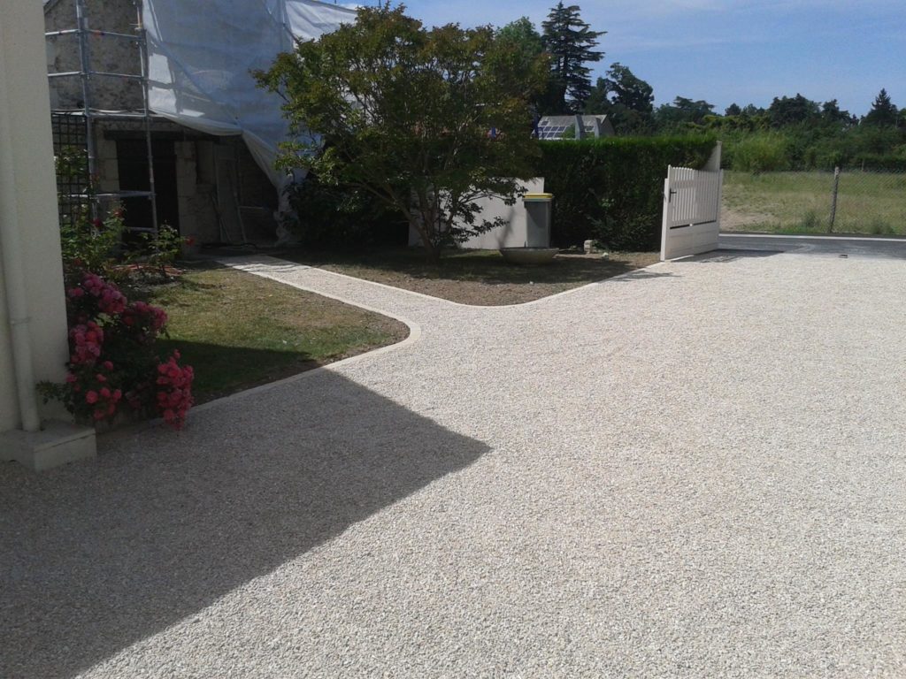 Aménagement d'une allée de maison avec des graviers par Entre Pierres et Vert