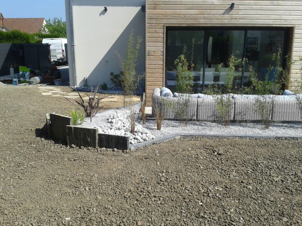 Aménagement d'un jardin par décoration de galets, graviers et ardoises par Entre Pierres et Vert
