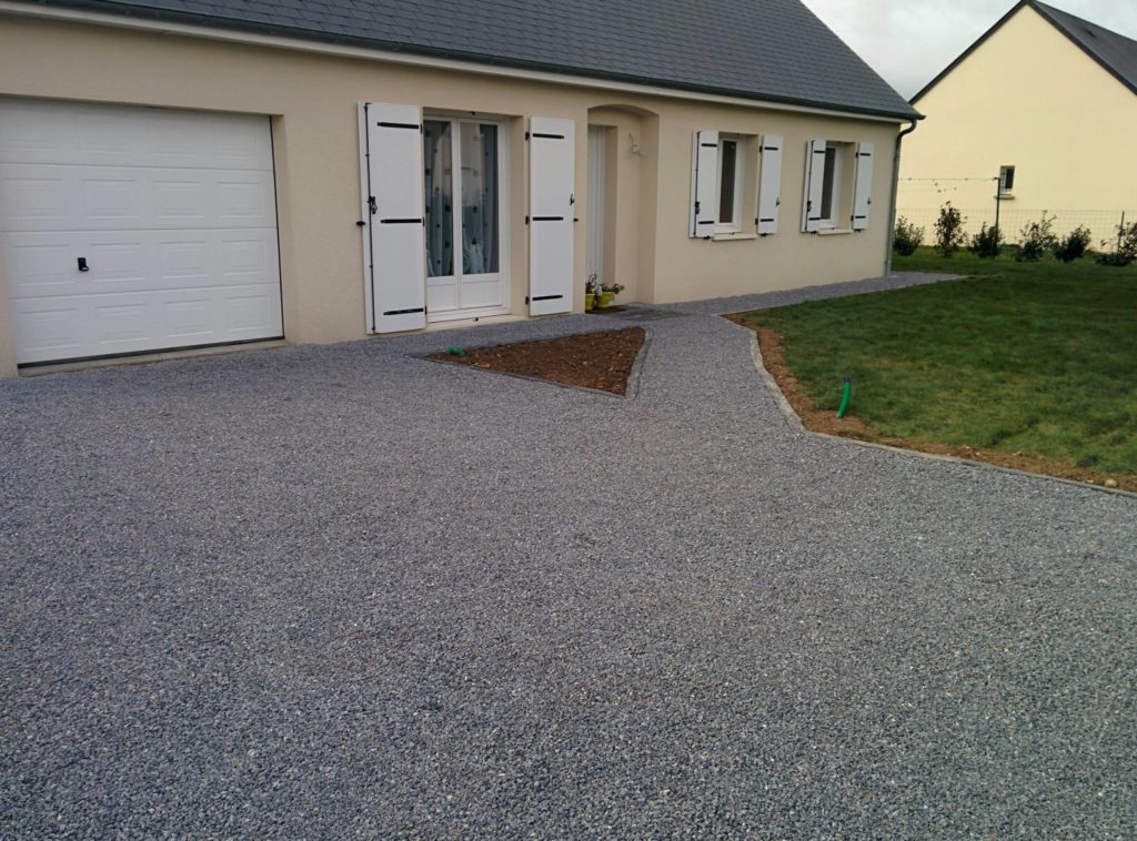 Aménagement d'une allée en graviers devant une maison par Entre Pierres et Vert
