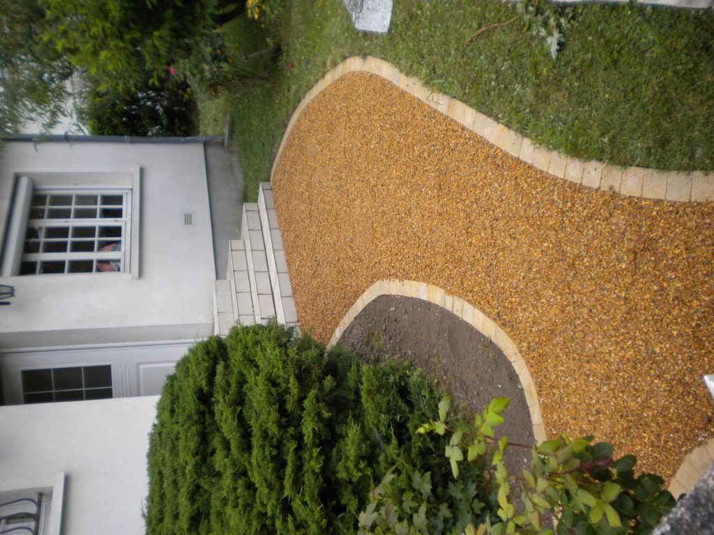 Aménagement d'une allée devant une maison par Entre Pierres et Vert