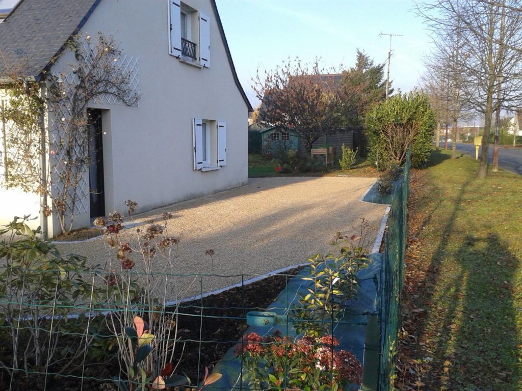 Aménagement d'une allée de maison avec graviers par Entre Pierres et Vert