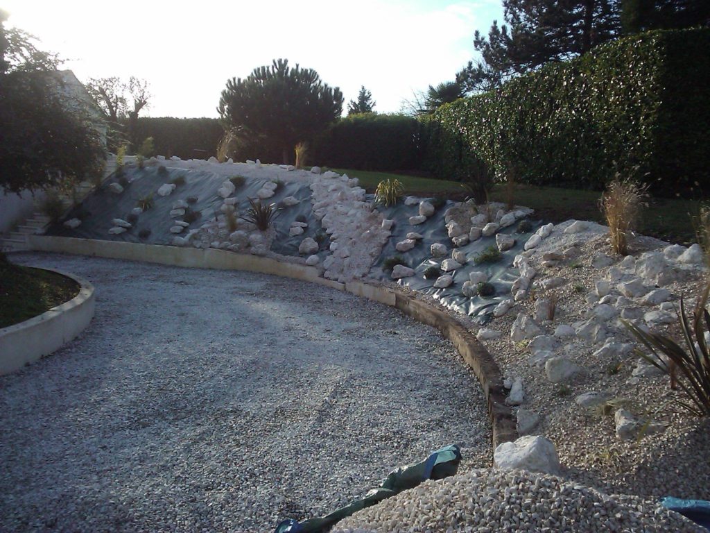 Aménagement d'une allée avec des graviers et cailloux par Entre Pierres et Vert