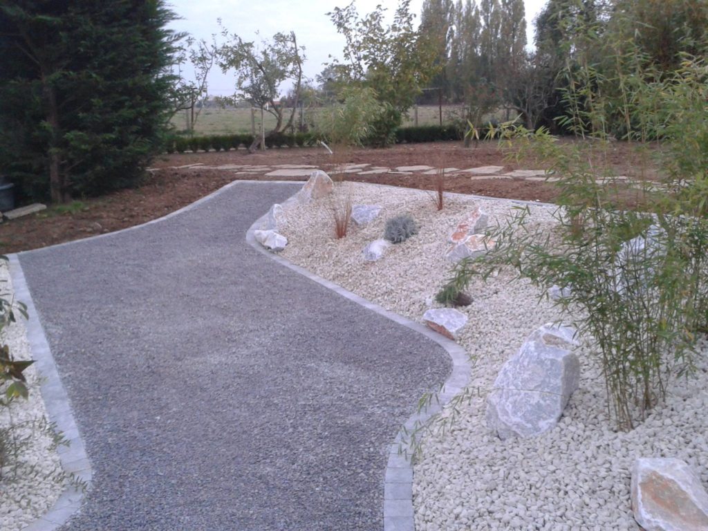 Aménagement d'une allée de maison avec des graviers par Entre Pierres et Vert