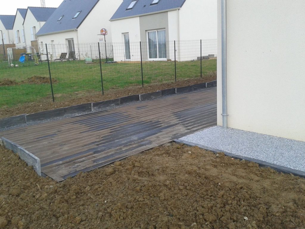Installation d'une terrasse en bois par l'entreprise Entre pierres et vert