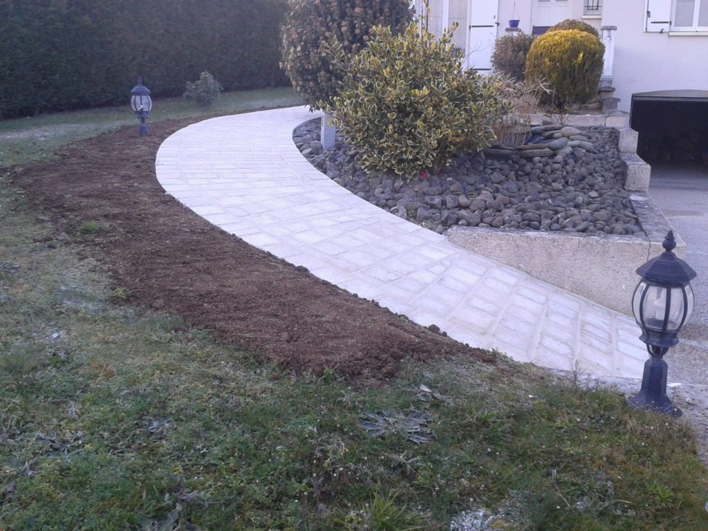 Carrelage-Dallage d'une allée de maison par Pierres et Vert