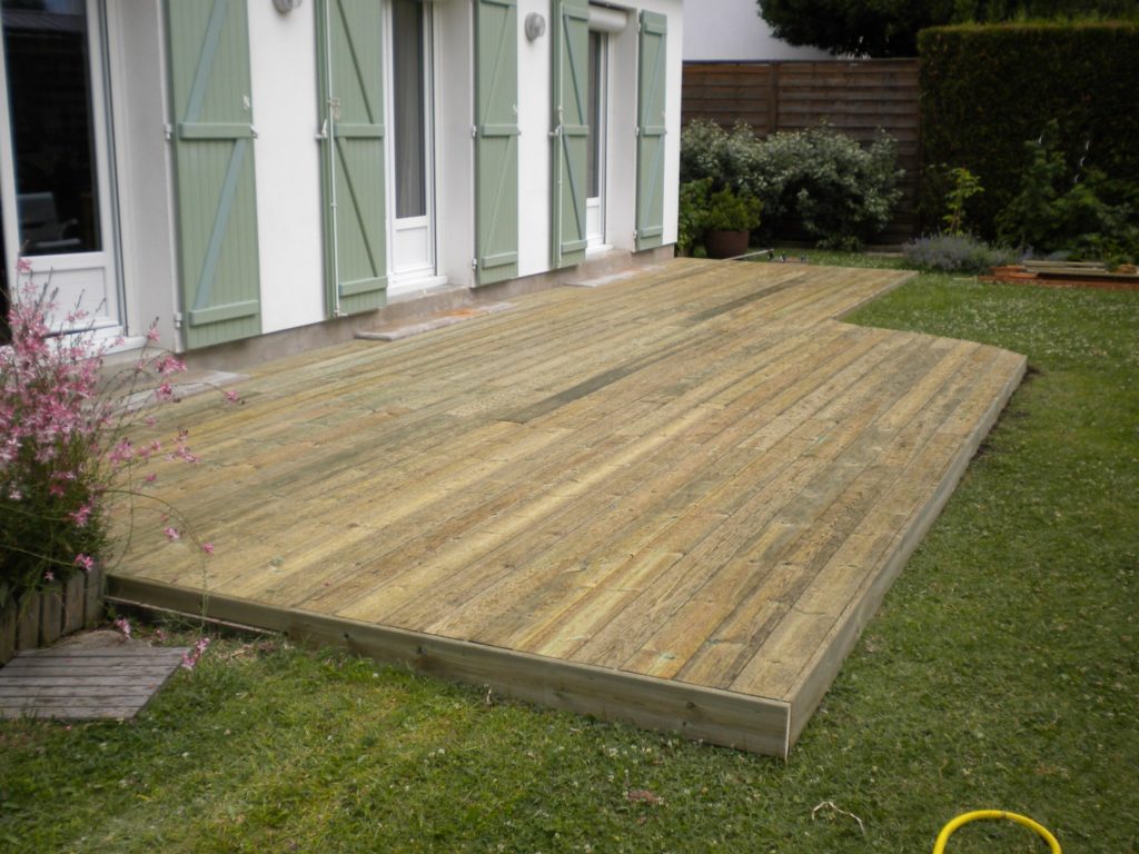 Pose d'une terrasse en bois par Entre Pierres et Vert