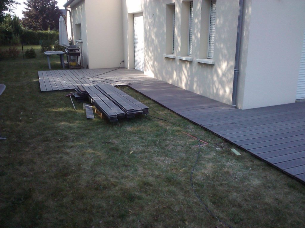 Pose d'une terrasse en bois par Entre Pierres et Vert