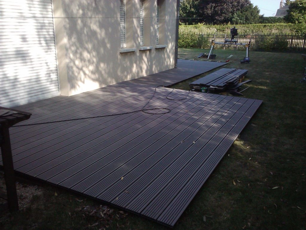 Pose d'une terrasse en bois par Entre Pierres et Vert