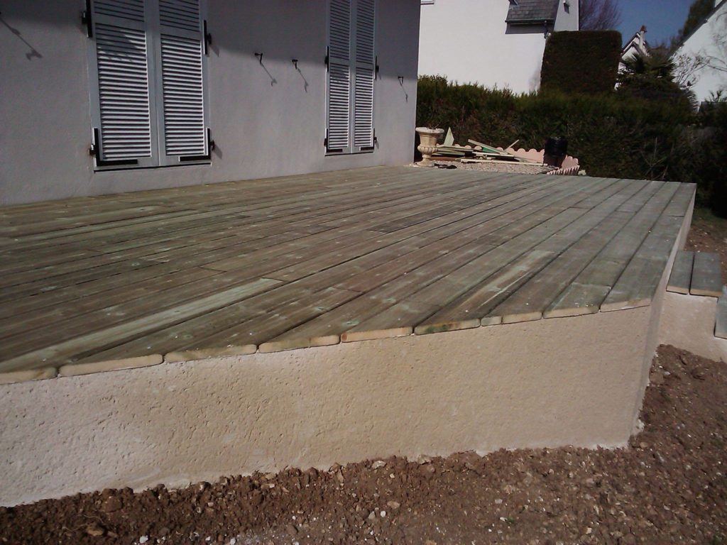 Terrasse en bois sur dalle haute en béton par Entre Pierres et Vert
