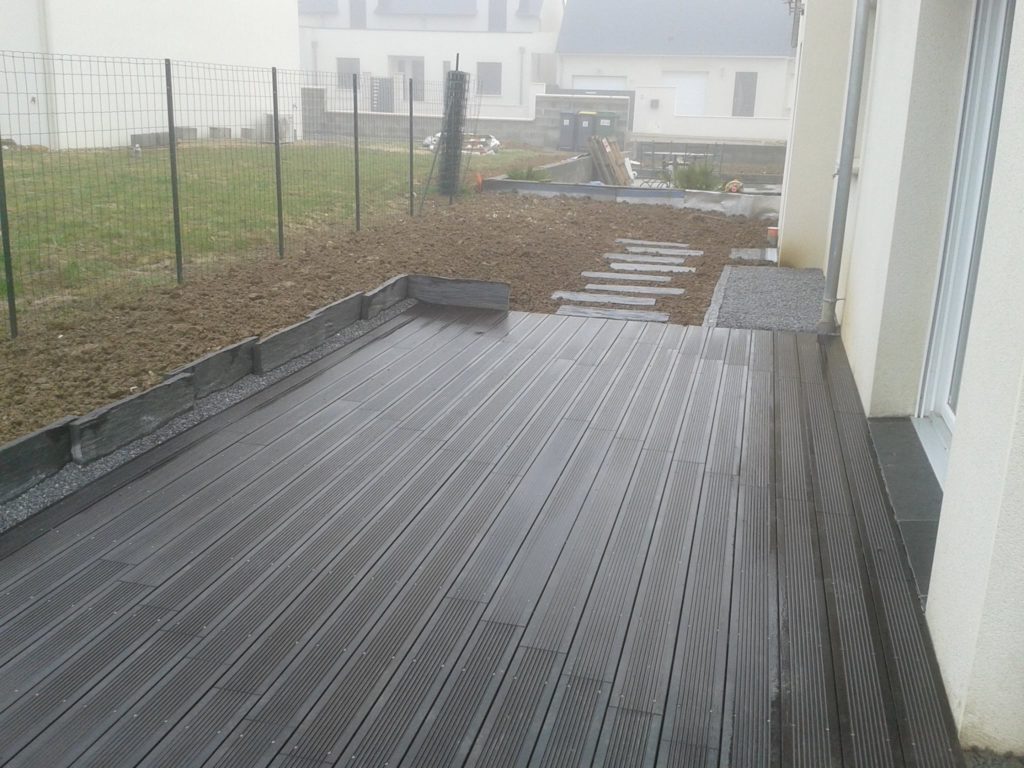 Entretien d'un jardin et pose de terrasse en bois par Entre Pierres et Vert