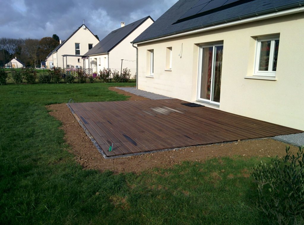 Pose d'une terrasse en bois par Entre Pierres et Vert