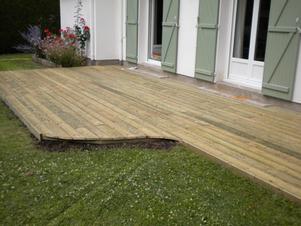 Terrasse en bois et jardin tondu par Entre Pierres et Vert