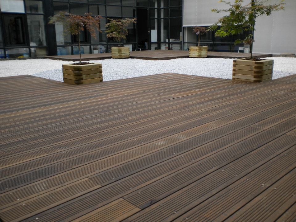Installation d'une terrasse en bois par Entre Pierres Et Vert