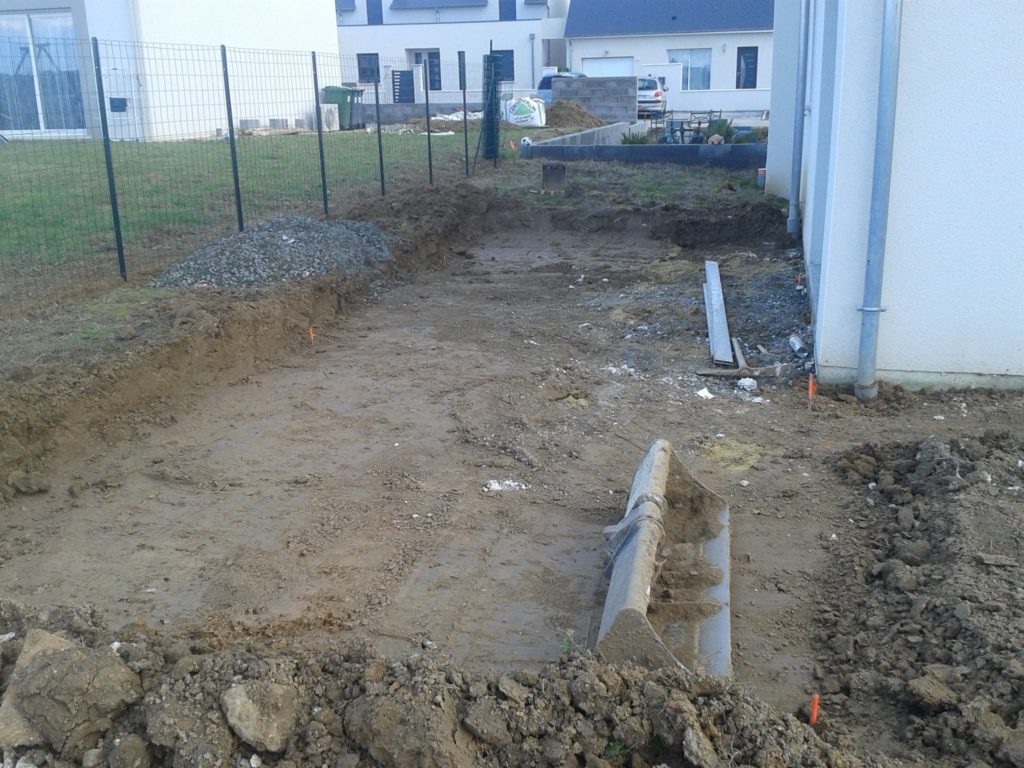 Tranchée creusée dans la terre d'un jardin par Entre Pierres et vert